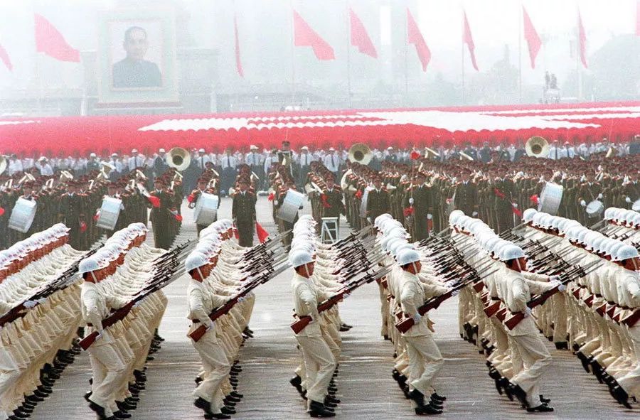 中國(guó)閱兵史上的霸氣瞬間，回顧1984年的閱兵盛況，中國(guó)閱兵史上的霸氣瞬間，回顧1984年閱兵盛況的震撼瞬間