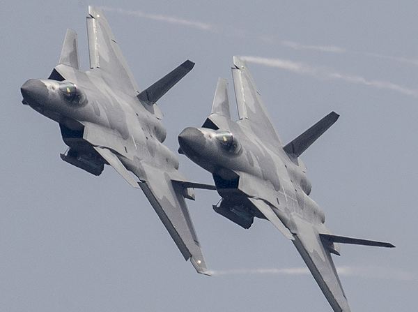軍事震撼，20架轟炸機傾瀉240枚導(dǎo)彈的力量展示，軍事震撼，20架轟炸機傾瀉導(dǎo)彈力量展示日