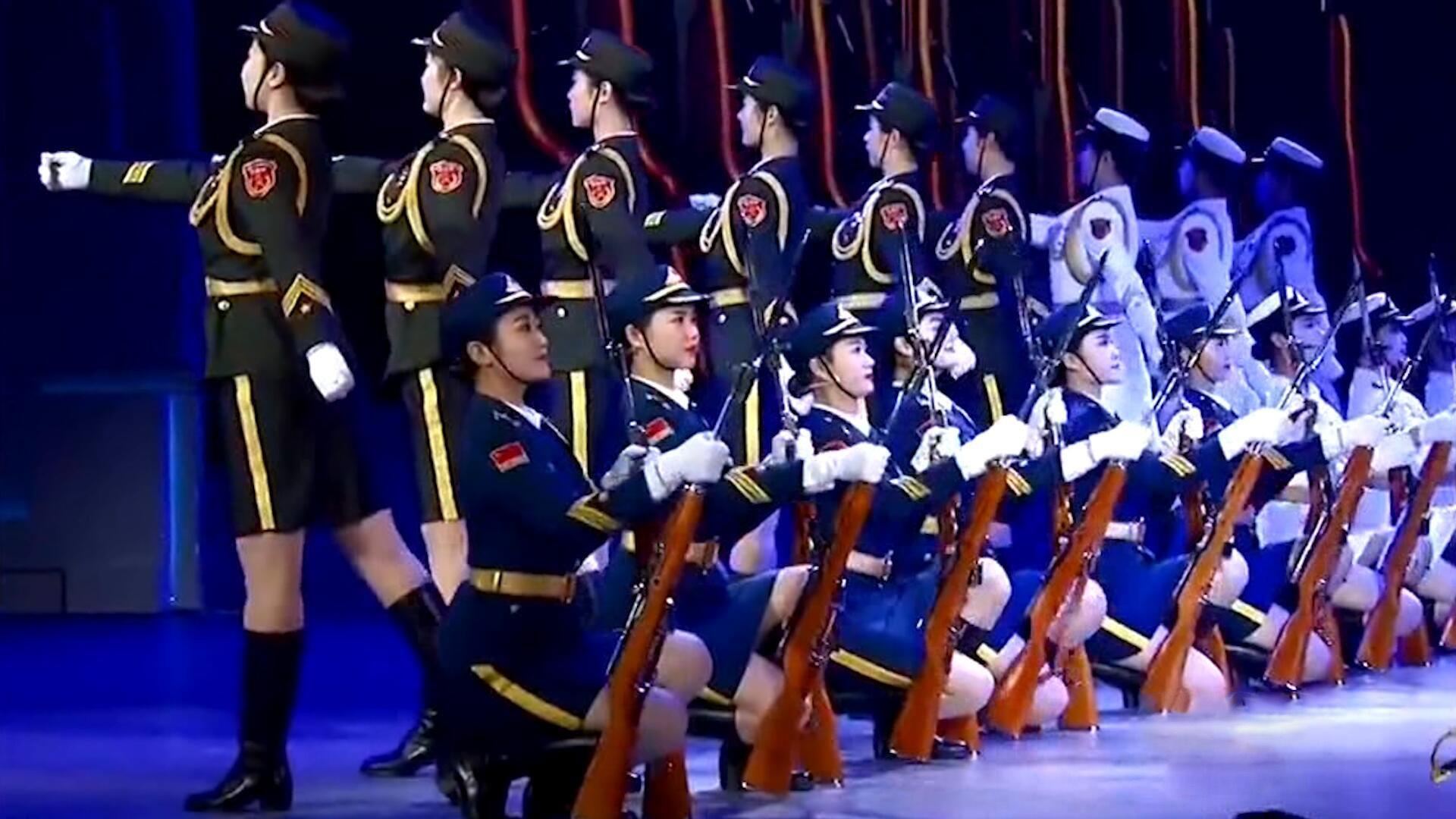 三軍女兵隊(duì)跳舞，展現(xiàn)力量與柔美的完美結(jié)合，三軍女兵隊(duì)舞蹈，力量與柔美的完美交融