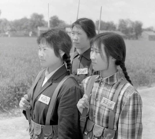 中國(guó)女兵老照片，歷史中的巾幗英雄形象展現(xiàn)，中國(guó)女兵老照片，歷史巾幗英雄形象展