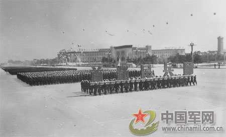 重溫歷史瞬間，探索1959年國慶閱兵視頻，重溫歷史瞬間，探索經(jīng)典，回顧1959年國慶閱兵盛況