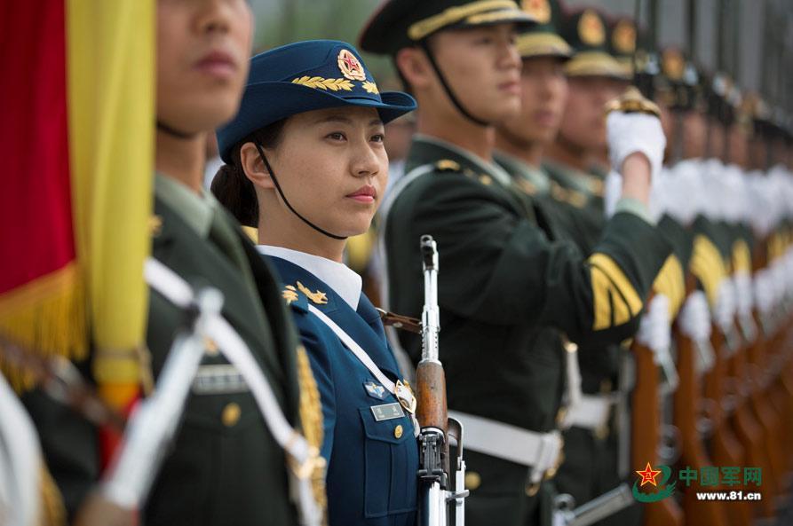 三軍儀仗隊女兵中隊，展現(xiàn)新時代巾幗英雄風(fēng)采，三軍儀仗隊女兵中隊，新時代巾幗英雄的風(fēng)采展現(xiàn)
