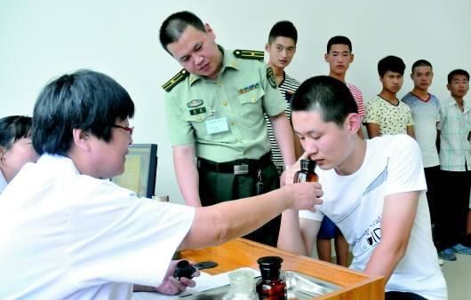 男兵體檢的尷尬圖，理解與尊重的重要性，男兵體檢中的尊重與理解的必要性，尷尬瞬間的思考