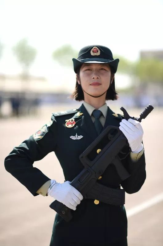 國慶閱兵最美女兵，榮光背后的堅(jiān)韌與毅力