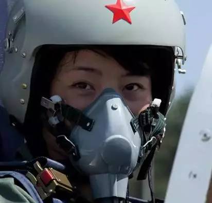 揭秘殲-10女飛行員犧牲真相，英雄背后的故事令人動容，揭秘殲-10女飛行員犧牲真相，英雄背后的感人故事