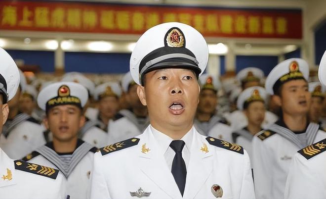 軍士長(zhǎng)與軍官，職責(zé)、地位和差異解析，軍士長(zhǎng)與軍官，職責(zé)、地位及差異深度解析