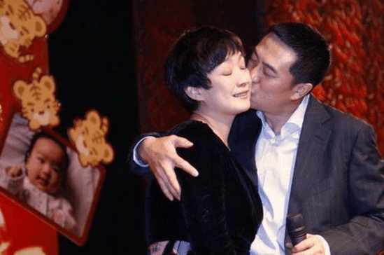 揭秘張嘉譯現(xiàn)任妻子身份，她是誰？，張嘉譯現(xiàn)任妻子身份揭秘，她究竟是誰？