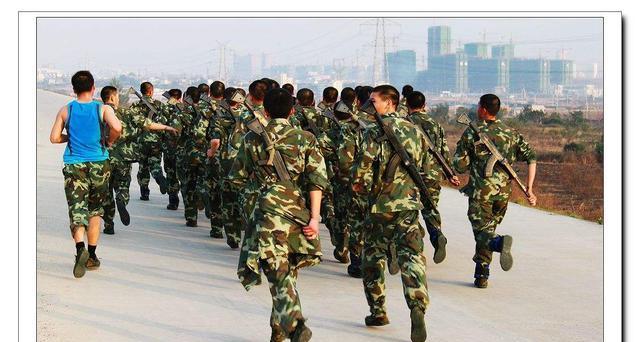 女兵兩年能拿多少錢，深度解析軍隊薪酬與福利待遇，深度解析，女兵兩年軍隊薪酬與福利待遇概覽