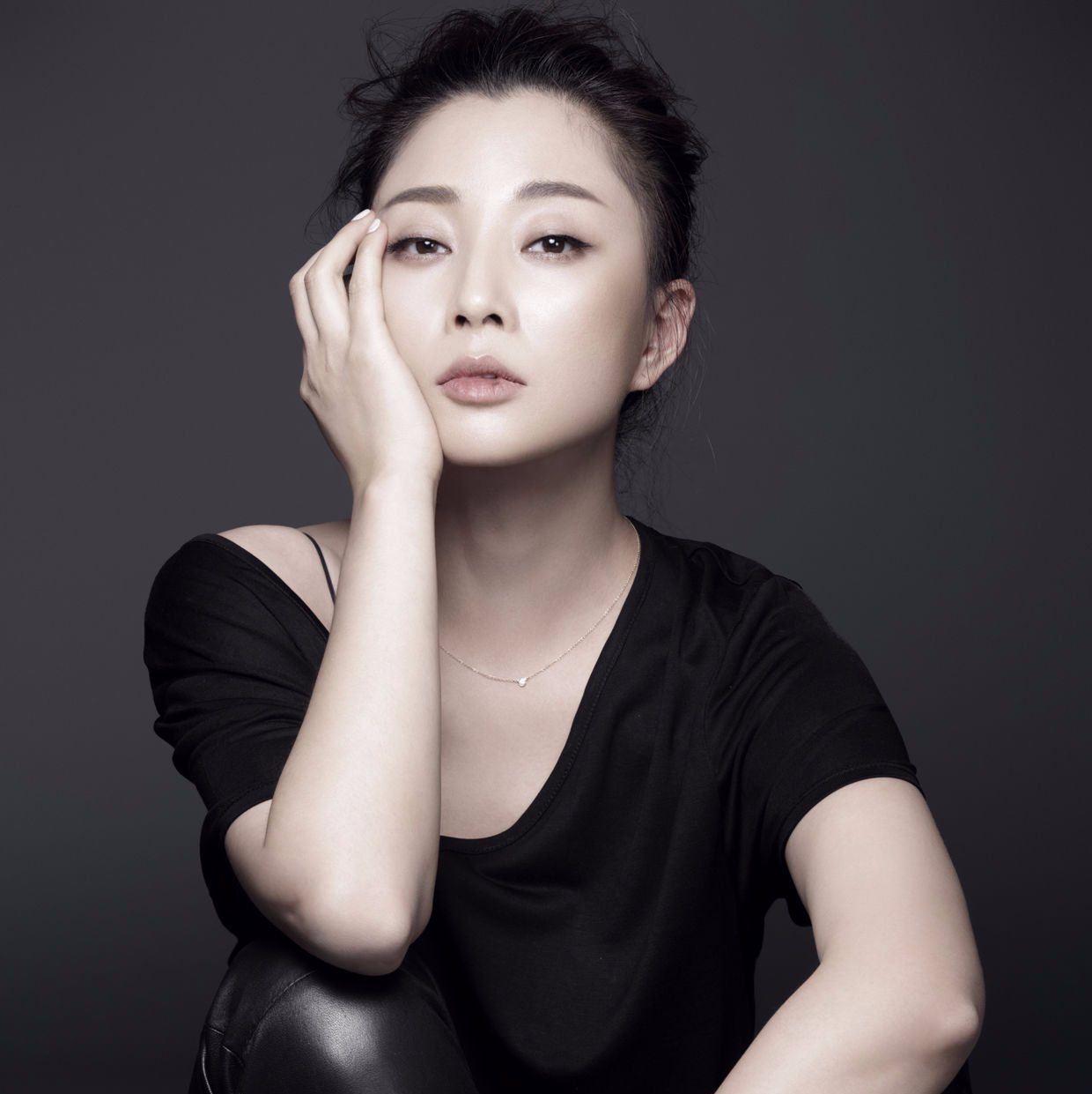 殷桃，43歲的魅力不減，近照展現(xiàn)歲月優(yōu)雅，殷桃，43歲魅力依舊，歲月雕琢優(yōu)雅近照展現(xiàn)風(fēng)采