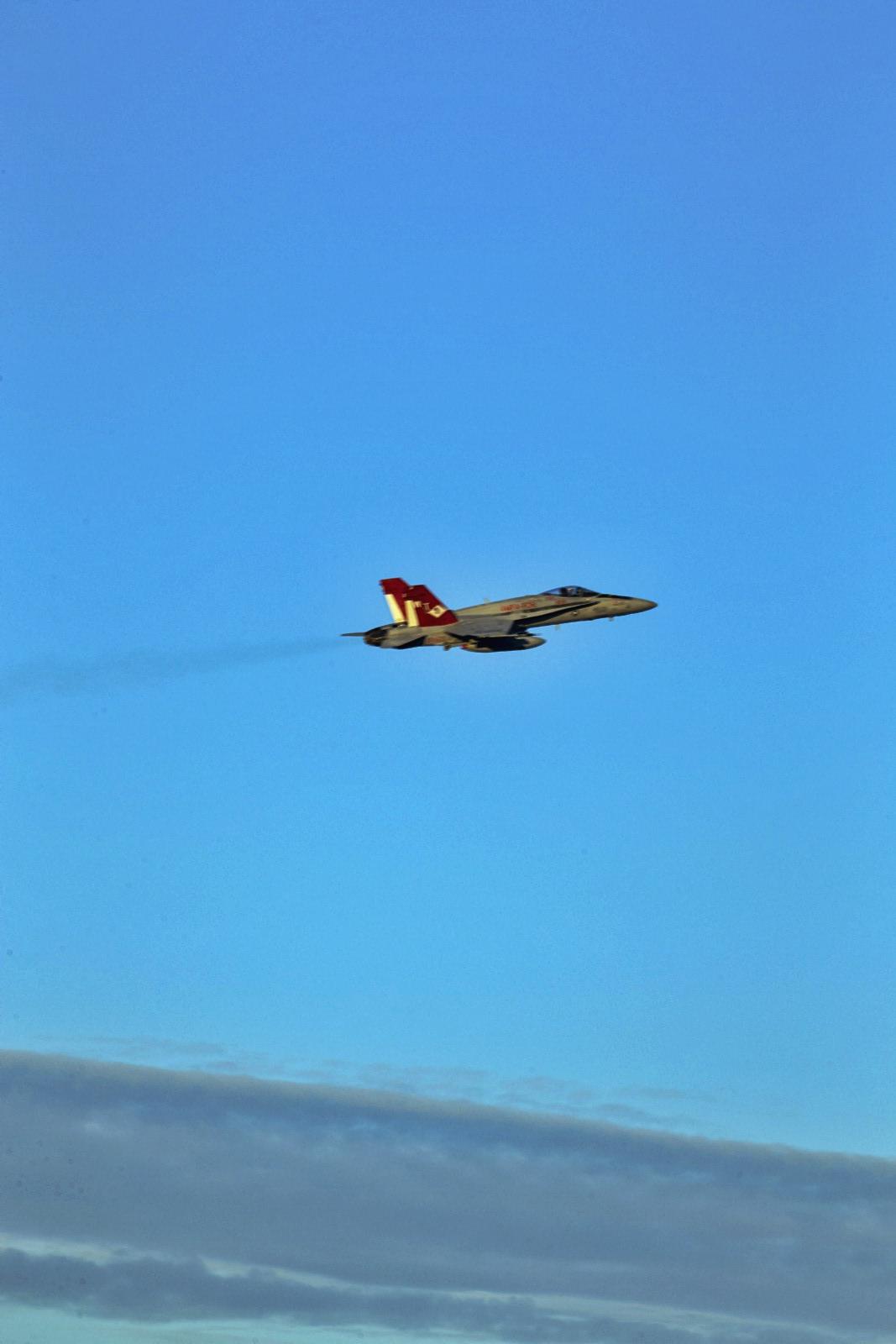 揭秘F-18戰(zhàn)斗機(jī)的卓越性能與傳奇歷程，F(xiàn)-18戰(zhàn)斗機(jī)的卓越性能與傳奇歷程揭秘